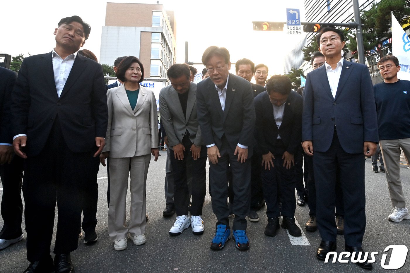 이재명 더불어민주당 대표가 12일 오후 경기 수원시 영통구 수원지방검찰청에서 쌍방울그룹 대북송금 의혹과 관련한 재조사를 마친 뒤 지지자들에게 인사 하고 있다. &#40;공동취재&#41; 2023.9.12/뉴스1 ⓒ News1 김영운 기자