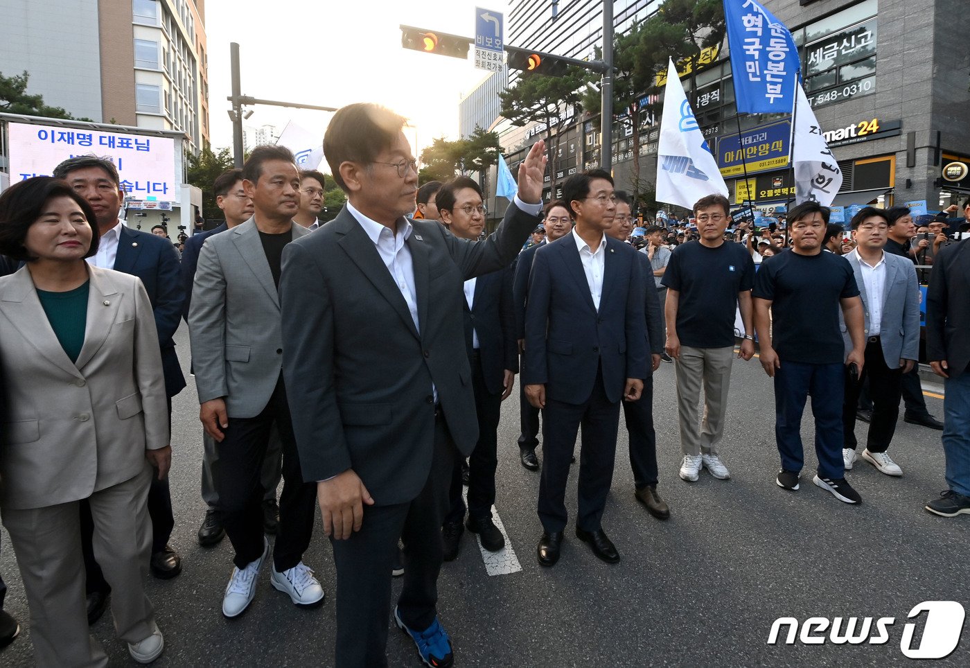 이재명 더불어민주당 대표가 12일 오후 경기 수원시 영통구 수원지방검찰청에서 쌍방울그룹 대북송금 의혹과 관련한 재조사를 마친 뒤 지지자들에게 인사 하고 있다. &#40;공동취재&#41; 2023.9.12/뉴스1 ⓒ News1 김영운 기자