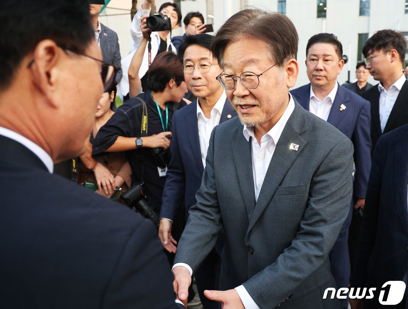 이재명 더불어민주당 대표가 12일 오후 경기 수원시 영통구 수원지방검찰청에서 쌍방울그룹 대북송금 의혹과 관련 재조사를 마치 뒤 의원들과 인사를 하고 있다. &#40;공동취재&#41; 2023.9.12/뉴스1 ⓒ News1 김영운 기자