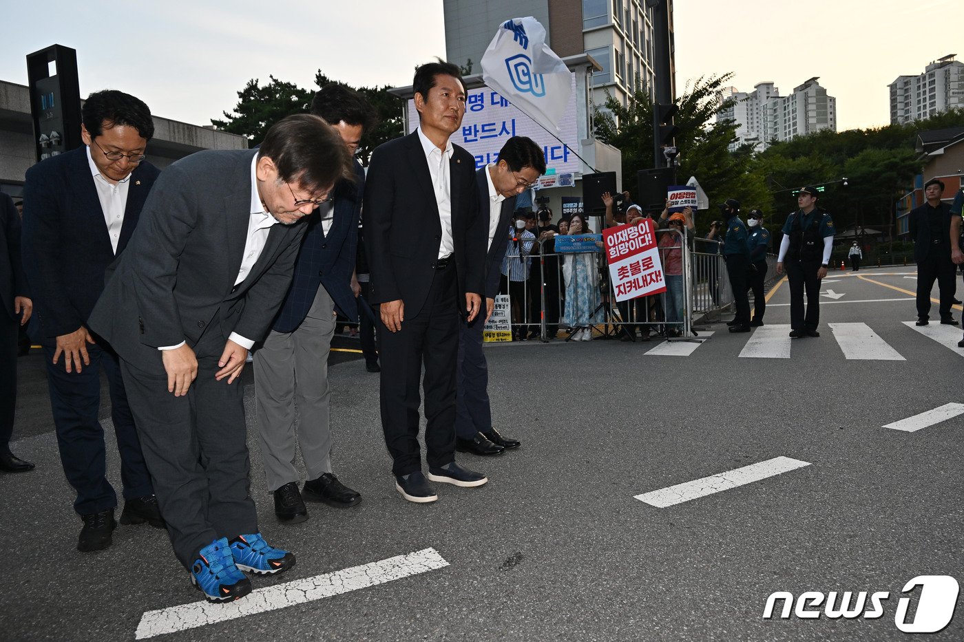 이재명 더불어민주당 대표가 12일 오후 경기 수원시 영통구 수원지방검찰청에서 쌍방울그룹 대북송금 의혹과 관련한 재조사를 마친 뒤 지지자들에게 인사 하고 있다. &#40;공동취재&#41; 2023.9.12/뉴스1 ⓒ News1 김영운 기자