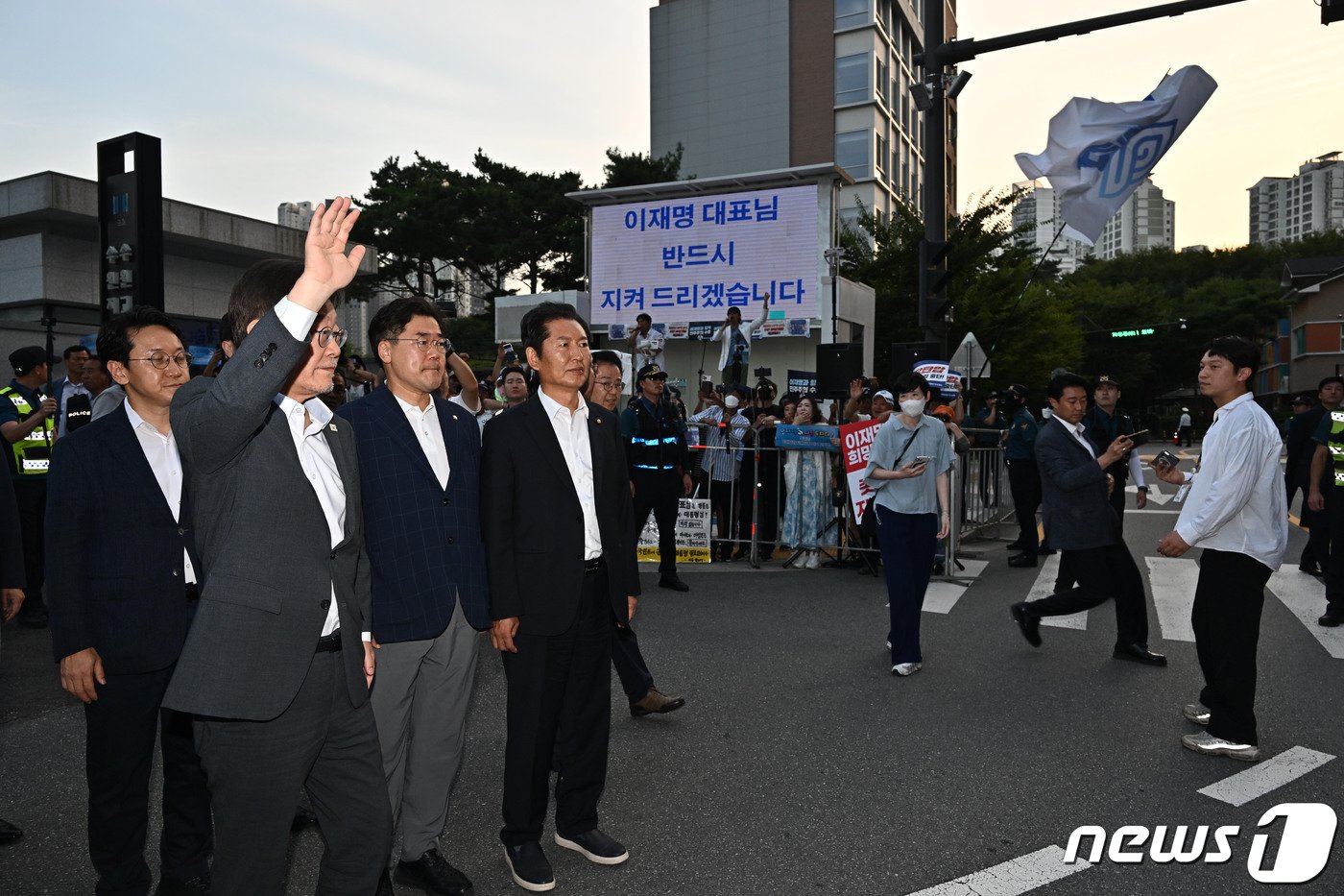 이재명 더불어민주당 대표가 12일 오후 경기 수원시 영통구 수원지방검찰청에서 쌍방울그룹 대북송금 의혹과 관련한 재조사를 마친 뒤 지지자들에게 인사 하고 있다. &#40;공동취재&#41; 2023.9.12/뉴스1 ⓒ News1 김영운 기자