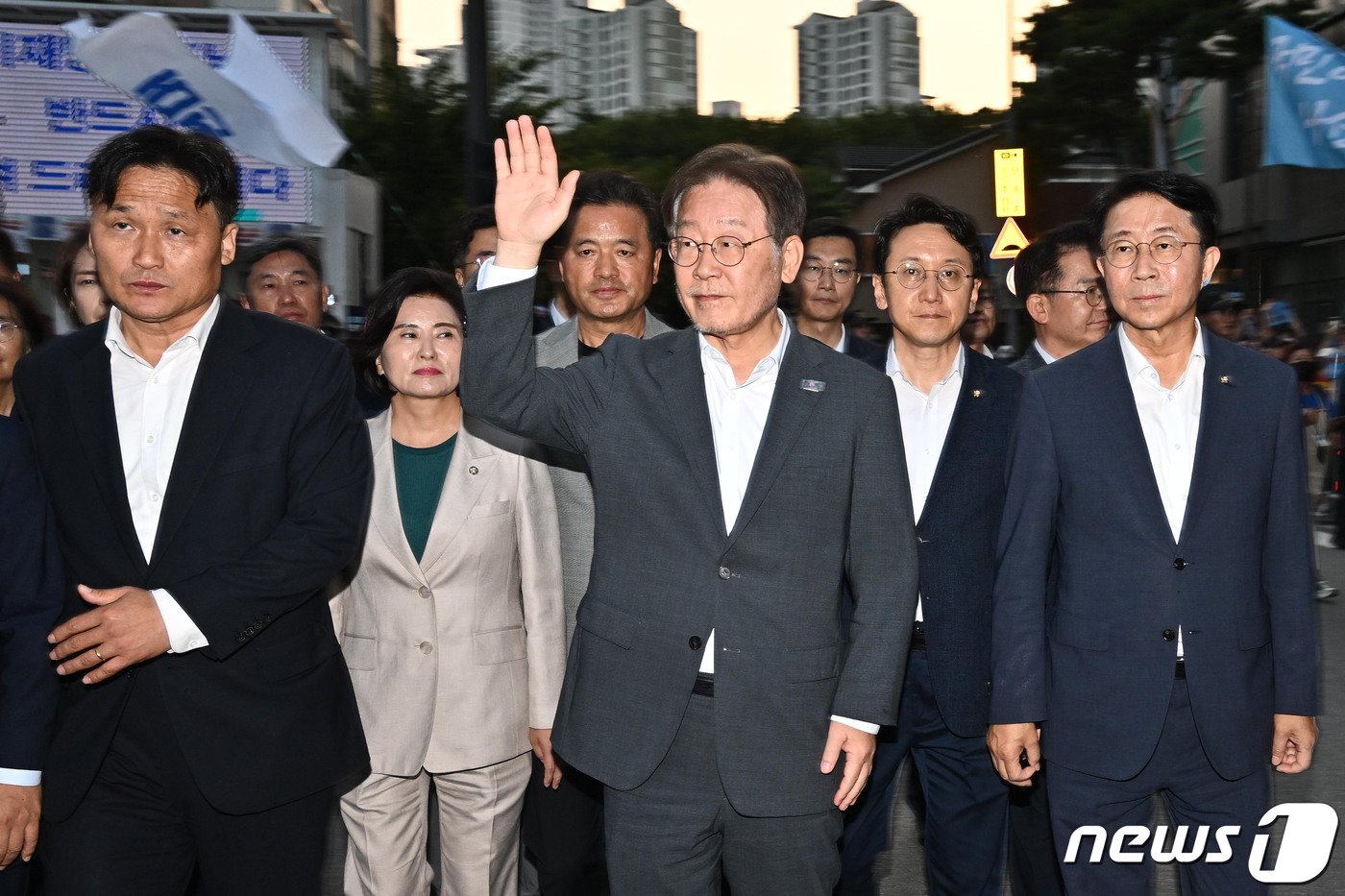 이재명 더불어민주당 대표가 12일 오후 경기 수원시 영통구 수원지방검찰청에서 쌍방울그룹 대북송금 의혹과 관련 재조사를 마친 뒤 지지자들에게 인사를 하고 있다. &#40;공동취재&#41; 2023.9.12/뉴스1 ⓒ News1 김영운 기자