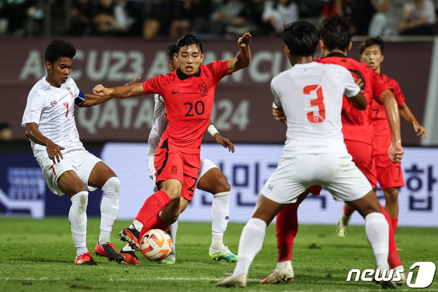 본문 이미지 - 드리블 돌파하는 이현주. 2023.9.12/뉴스1 ⓒ News1 유승관 기자