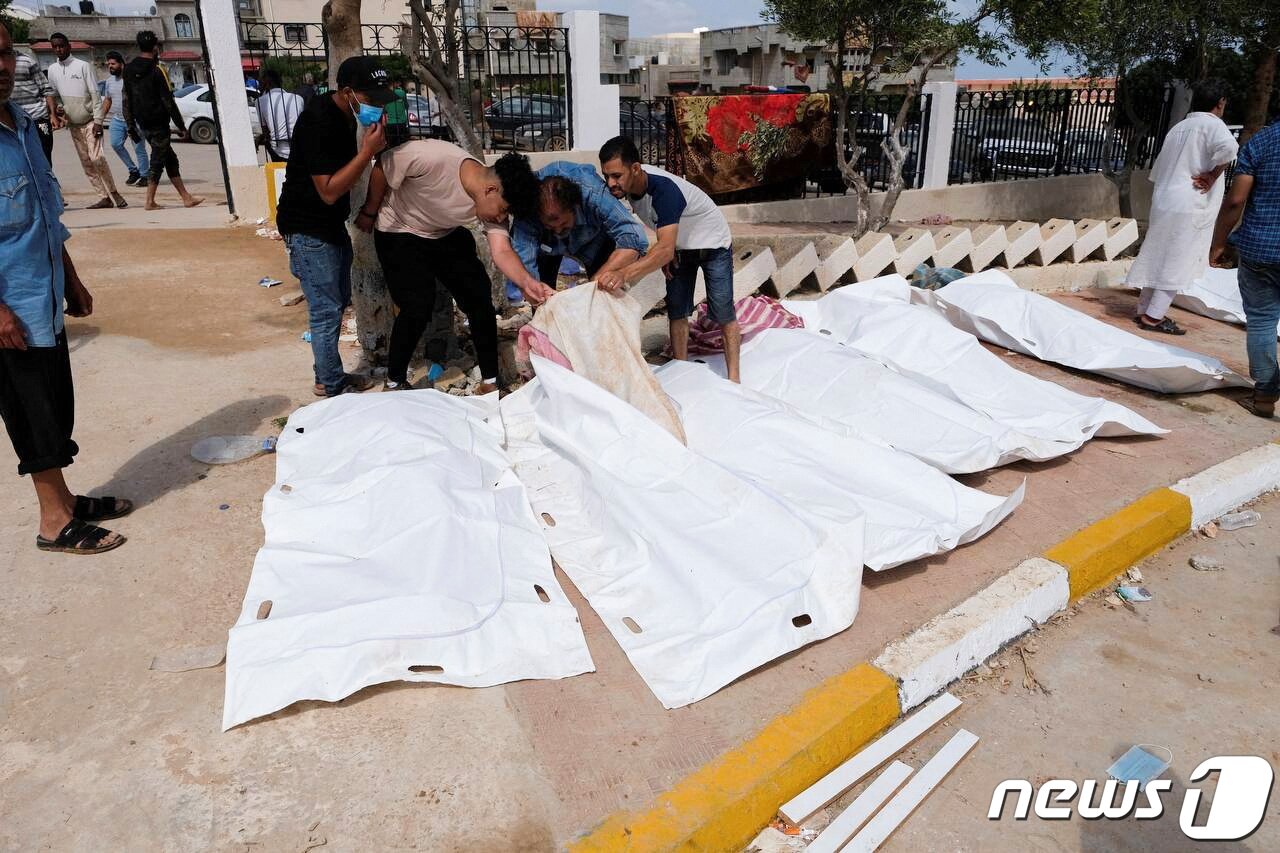 본문 이미지 - 가족들이 시신을 확인하고 있는 모습. ⓒ 로이터=뉴스1 ⓒ News1 박형기 기자