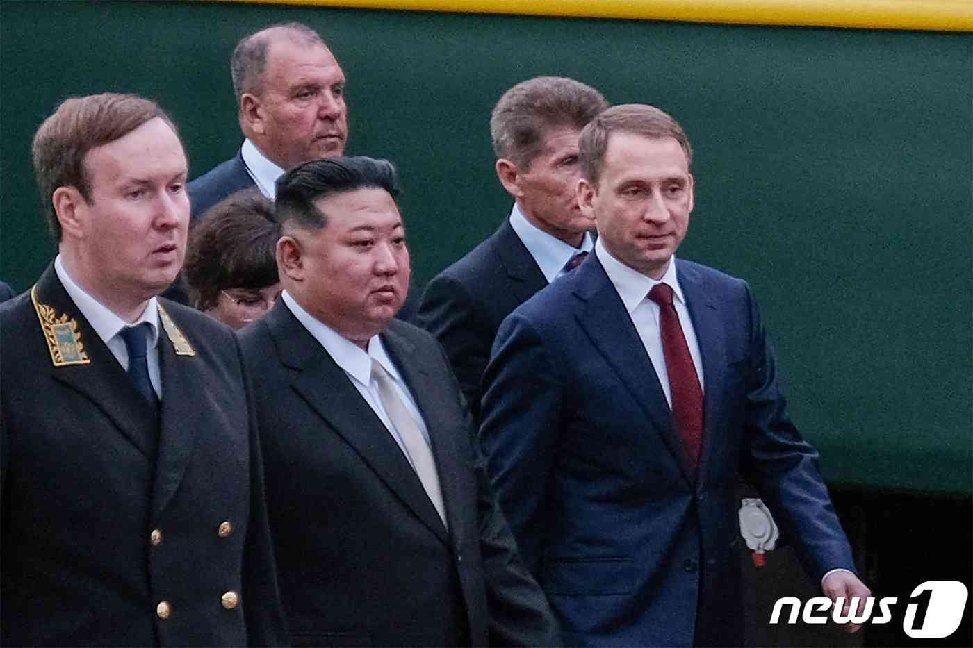 김정은 북한 국무위원장이 12일 (현지시간) 러시아를 공식 방문해 연해주 하산 기차 역에 도착해 알렉산드르 코즐로프 천연자원 장관과 이동을 하고 있다. 2023.9.13 © AFP=뉴스1 © News1 우동명 기자