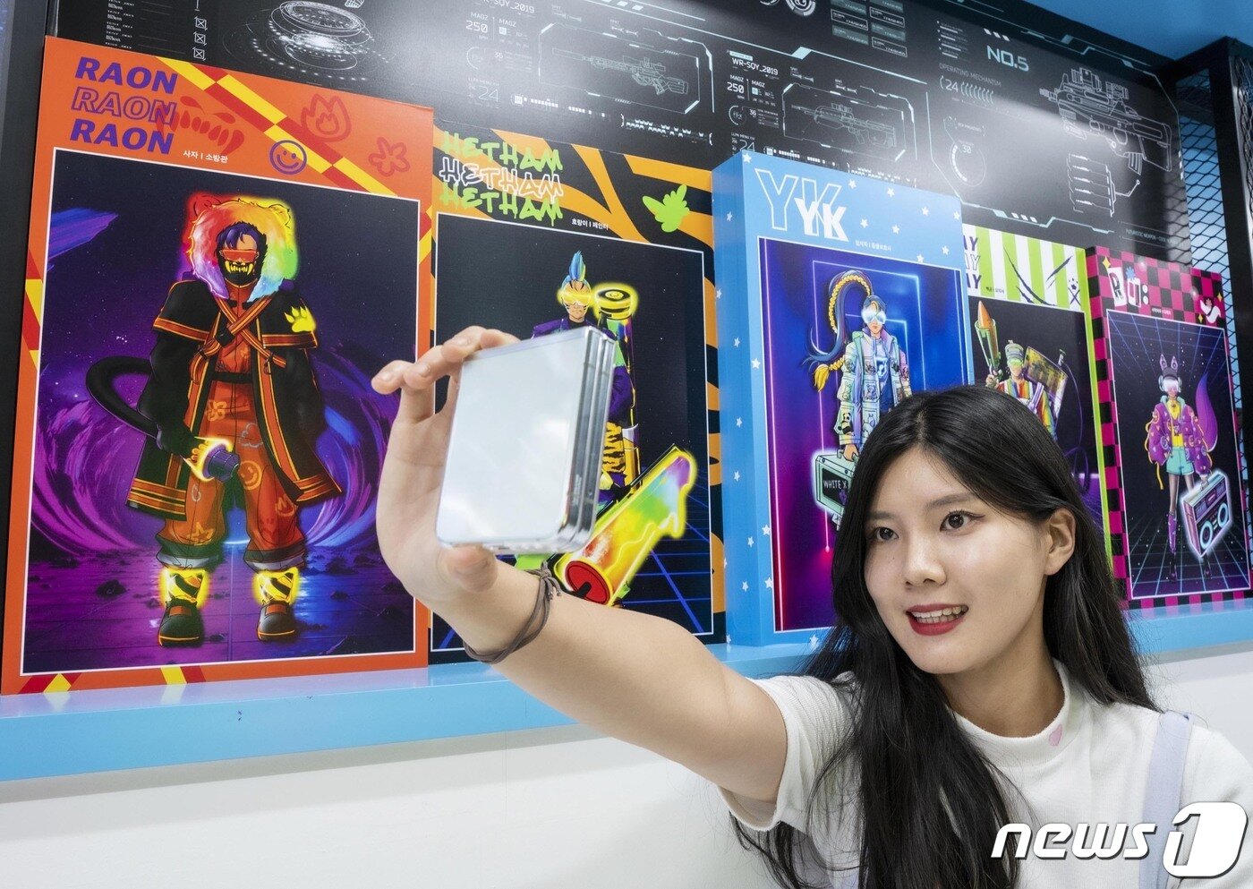 본문 이미지 - 갤럭시 Z 플립5·폴드5를 활용해 다양한 체험을 할 수 있는 에버랜드 블러드시티 '화이트Z 스테이션'(에버랜드 제공)