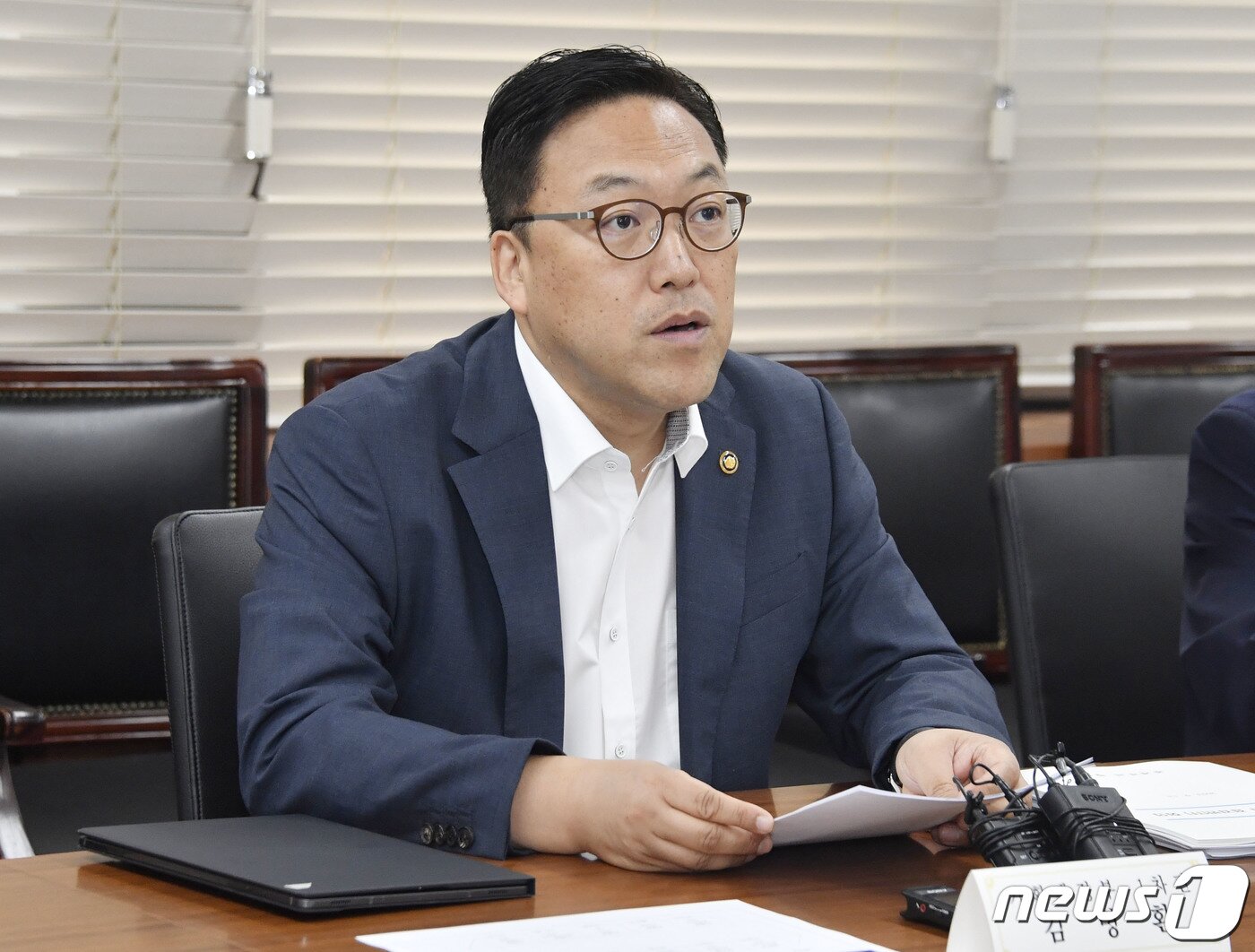 본문 이미지 - 김병환 기획재정부 차관이 13일 오전 서울 종로구 정부서울청사에서 열린 &#39;제9차 일자리TF 회의&#39;에서 모두발언을 하고 있다. &#40;기획재정부 제공&#41; 2023.9.13/뉴스1