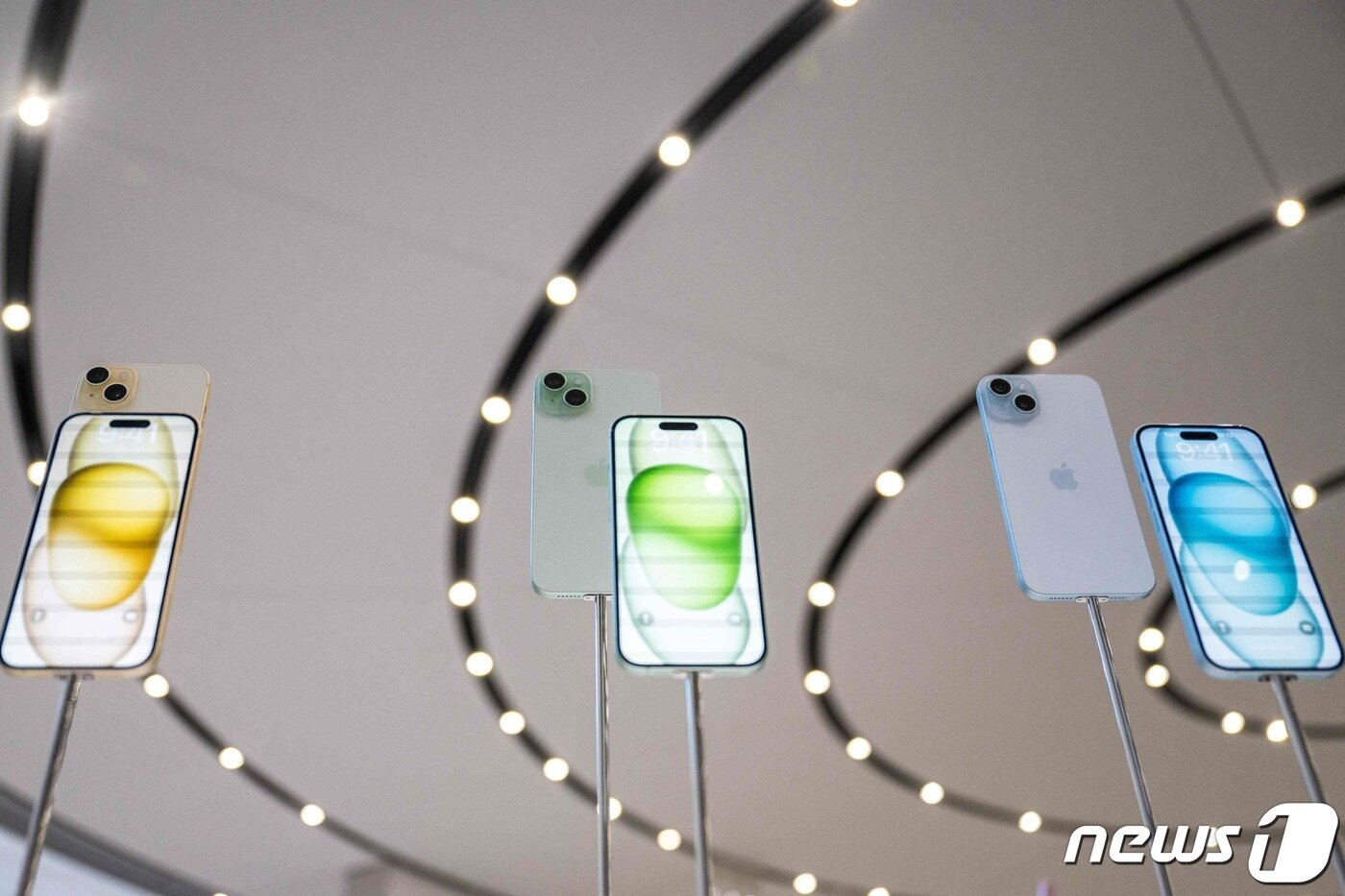 본문 이미지 - 매장에 전시된 아이폰15 시리즈. ⓒ AFP=뉴스1 ⓒ News1 홍유진 기자