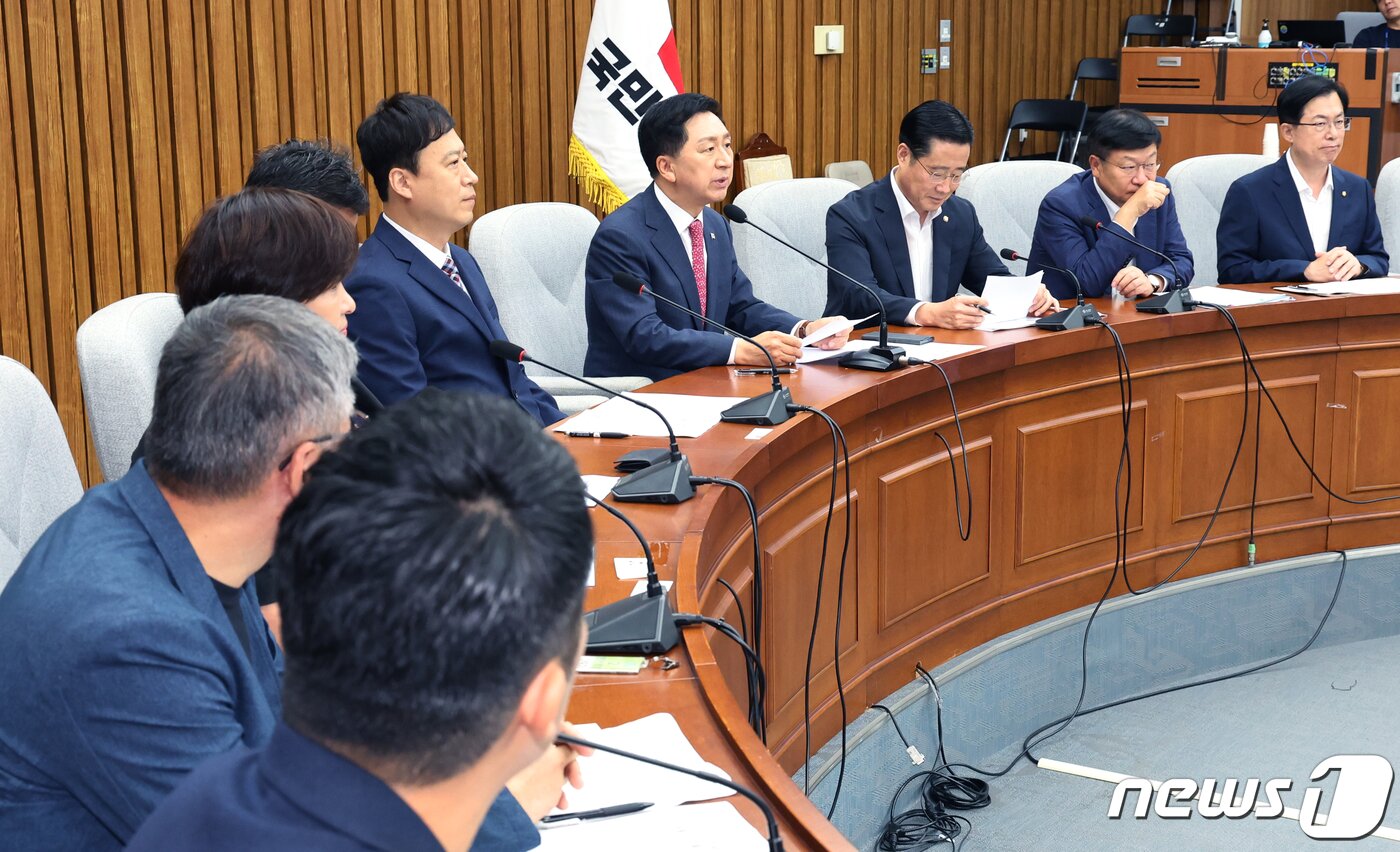 본문 이미지 - 김기현 국민의힘 대표가 13일 오전 서울 여의도 국회에서 열린 '교권회복과 강화를 위한 교원단체 간담회'에서 발언을 하고 있다. 2023.9.13/뉴스1 ⓒ News1 송원영 기자