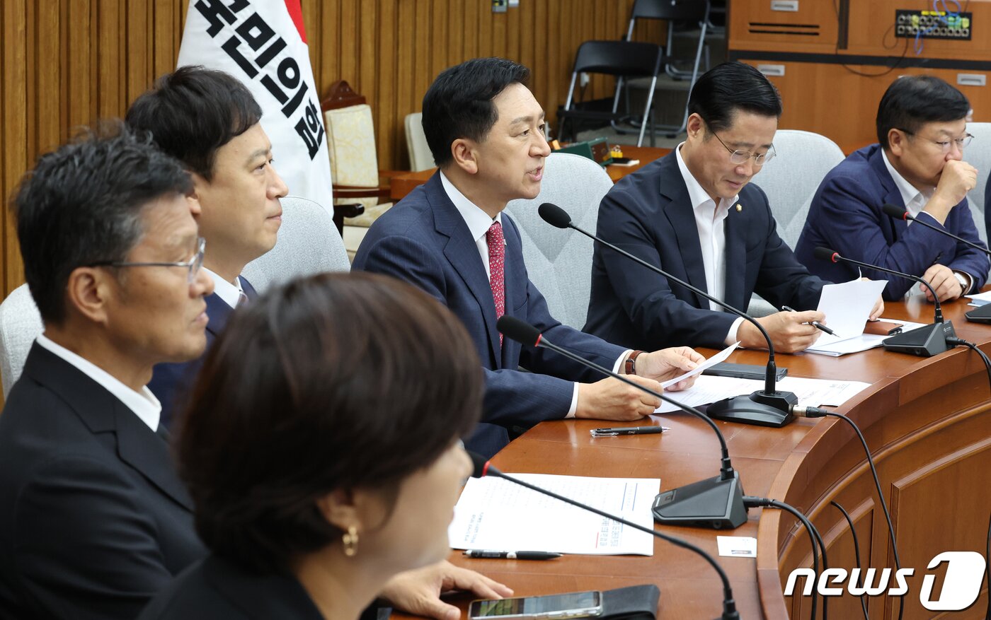 본문 이미지 - 김기현 국민의힘 대표가 13일 오전 서울 여의도 국회에서 열린 '교권회복과 강화를 위한 교원단체 간담회'에서 발언을 하고 있다. 2023.9.13/뉴스1 ⓒ News1 송원영 기자