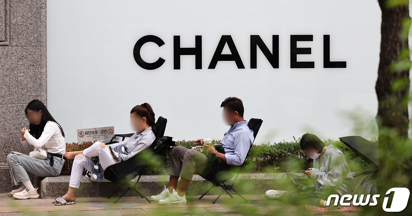 본문 이미지 - 13일 오전 서울 중구 신세계백화점 본점 명품관에서 시민들이 입장을 위해 줄 서 있다. 샤넬이 지난 1일 호주와 일본을 비롯한 일부 국가에서 가격을 인상해 조만간 국내 인상도 임박했다는 관측이 나온다. 샤넬코리아가 이번에 가격을 올리면 올해 세 번째 인상으로 앞서 국내에서 지난 2월과 5월 두 차례 가격을 올린 바 있다. 2023.9.13/뉴스1 ⓒ News1 김진환 기자