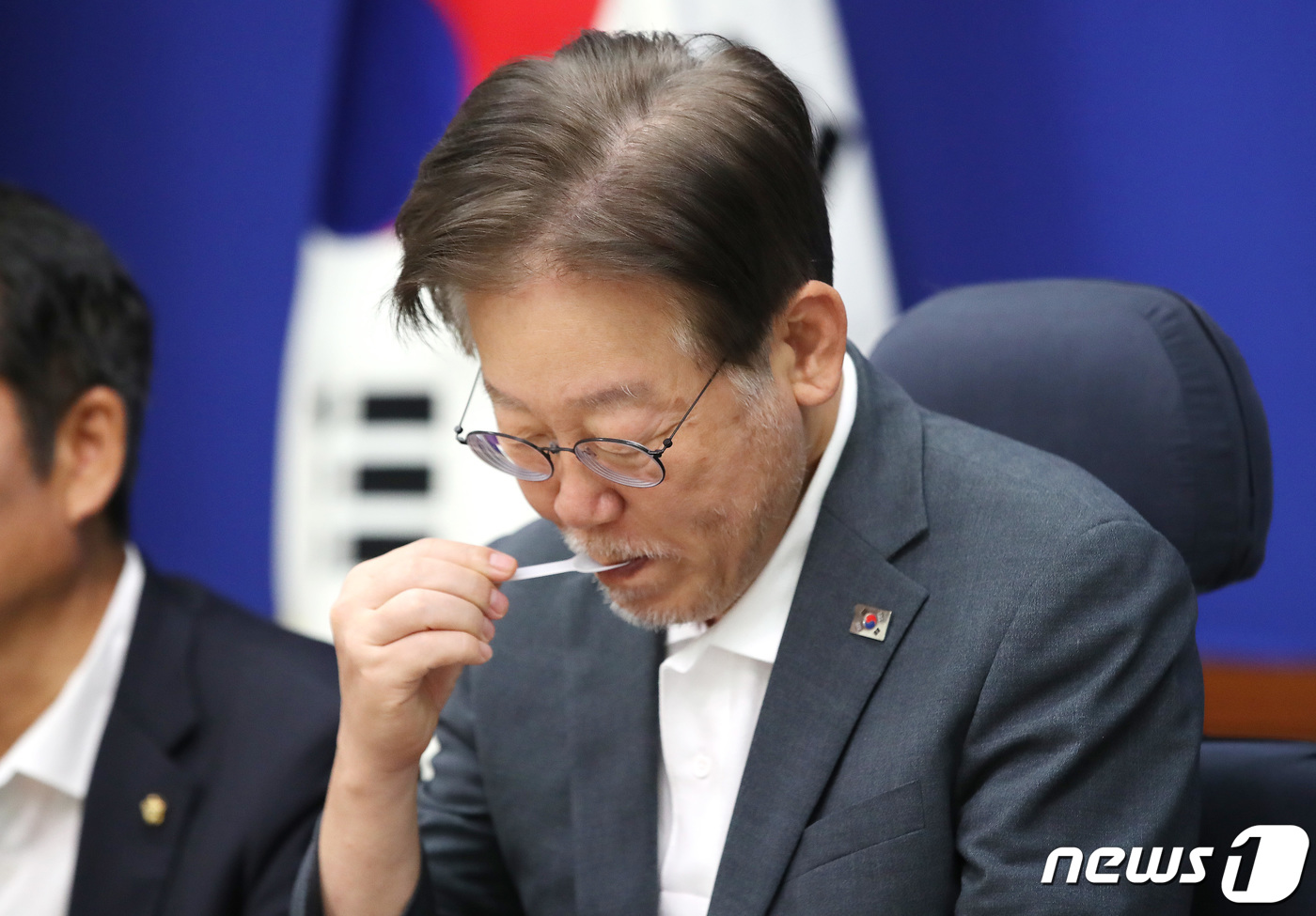 (서울=뉴스1) 임세영 기자 = 단식 14일차인 이재명 더불어민주당 대표가 13일 서울 여의도 국회 대표 회의실에서 소금을 먹고 있다. 2023.9.13/뉴스1