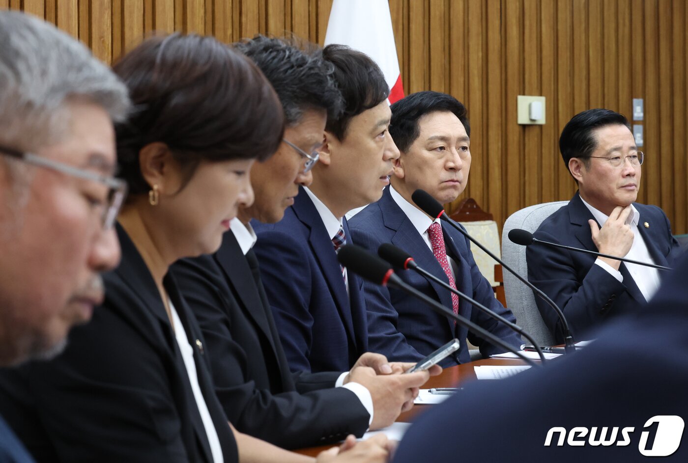 본문 이미지 - 김기현 국민의힘 대표가 13일 오전 서울 여의도 국회에서 열린 '교권회복과 강화를 위한 교원단체 간담회'에서 교원단체의 발언을 듣고 있다. 이날 간담회에는 정성국 한국교원단체총연합회 회장, 김용서 교사노동조합연맹 위원장, 이만주 새로운학교네트워크 이사장, 김차 실천교사모임 경기회장, 전희영 전국교직원노동조합 위원장, 한성준 좋은교사운동 공동대표가 참석했다. 2023.9.13/뉴스1 ⓒ News1 송원영 기자