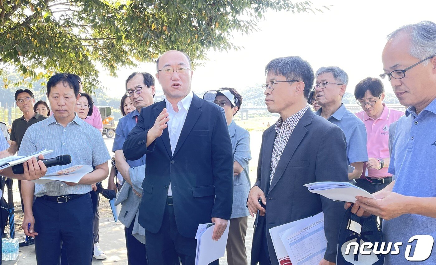 본문 이미지 - 김기영 부지사가 행사 현장을 점검하고 있다.(충남도 제공)/뉴스1
