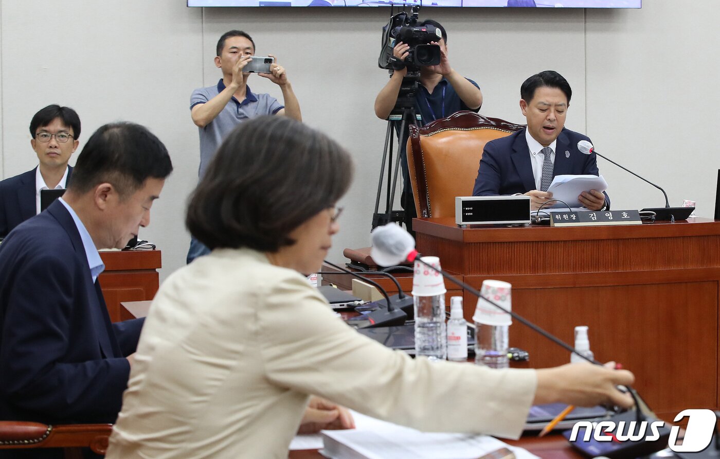 본문 이미지 - 김영호 국회 교육위 법안심사소위원장이 13일 오전 서울 여의도 국회에서 열린 교육위원회 법안심사소위원회를 주재하고 있다. 2023.9.13/뉴스1 ⓒ News1 임세영 기자