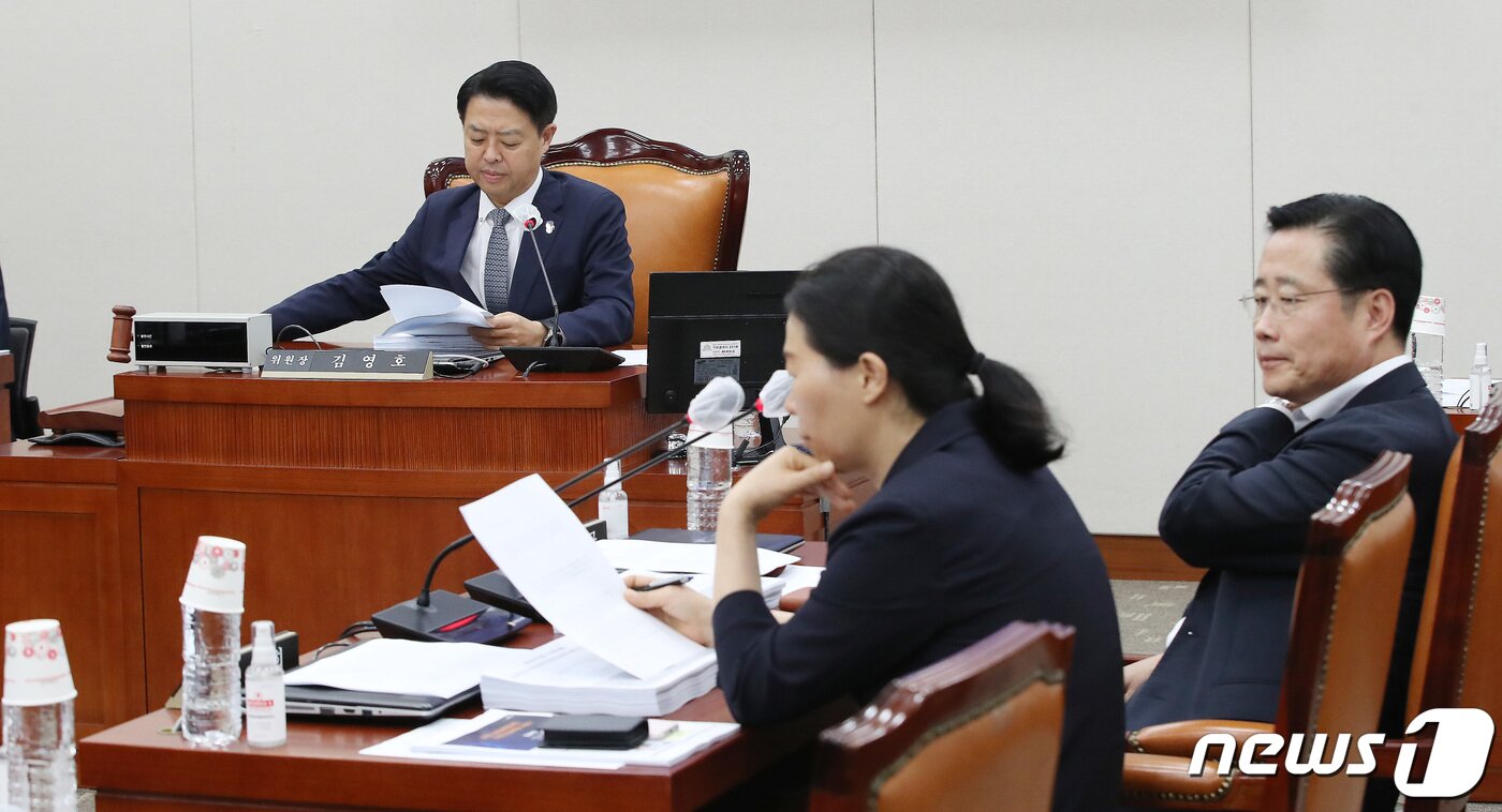 본문 이미지 - 김영호 국회 교육위 법안심사소위원장이 13일 오전 서울 여의도 국회에서 열린 교육위원회 법안심사소위원회에서 의사봉을 두드리고 있다. 2023.9.13/뉴스1 ⓒ News1 임세영 기자