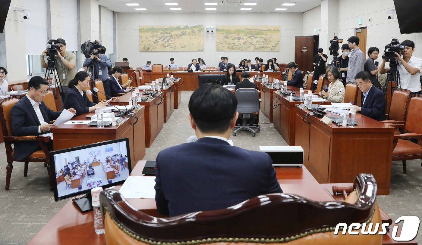 본문 이미지 - 김영호 국회 교육위 법안심사소위원장이13일 오전 서울 여의도 국회에서 열린 교육위원회 법안심사소위원회를 주재하고 있다. 2023.9.13/뉴스1 ⓒ News1 임세영 기자