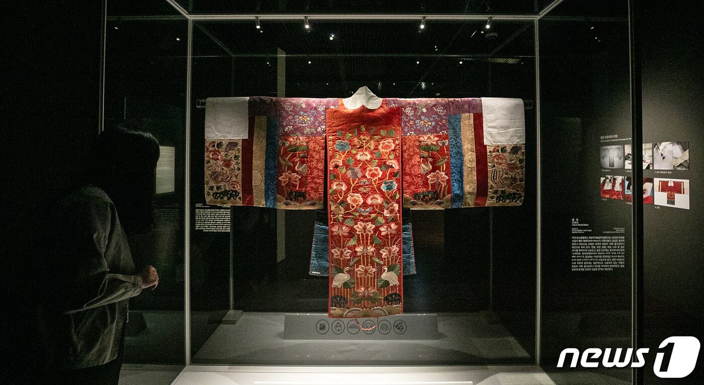 본문 이미지 - 13일 서울 종로구 국립고궁박물관에서 열린 특별전시 '활옷만개-조선왕실 여성 혼례복' 언론공개회에서 조선시대 혼례복인 '활옷'이 전시돼 있다. 조선 왕실 여성들의 활옷 및 관련 유물 등이 공개되는 활옷 만개 - 조선왕실 여성 혼례복 전시는 오는 15일부터 12월 13일까지 열린다. 2023.9.13/뉴스1 ⓒ News1 이승배 기자