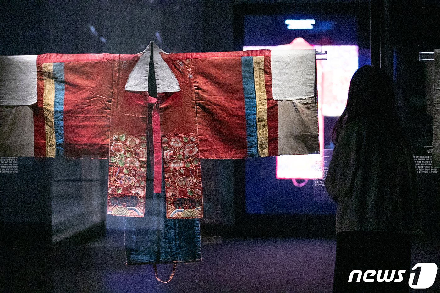 본문 이미지 - 13일 서울 종로구 국립고궁박물관에서 열린 특별전시 '활옷만개-조선왕실 여성 혼례복' 언론공개회에 조선시대 혼례복인 활옷이 전시돼 있다. 조선 왕실 여성들의 활옷 및 관련 유물 등이 공개되는 활옷 만개 - 조선왕실 여성 혼례복 전시는 오는 15일부터 12월 13일까지 열린다. 2023.9.13/뉴스1 ⓒ News1 이승배 기자