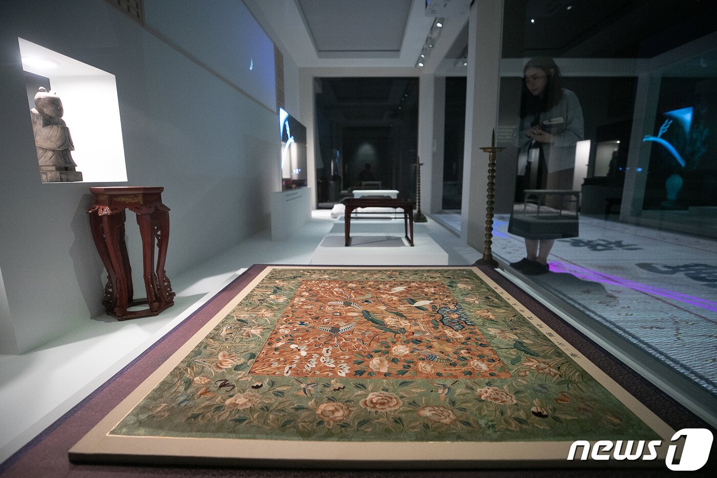 본문 이미지 - 13일 서울 종로구 국립고궁박물관에서 열린 특별전시 '활옷만개-조선왕실 여성 혼례복' 언론공개회에 복온공주 자수방석이 전시돼 있다. 조선 왕실 여성들의 활옷 및 관련 유물 등이 공개되는 활옷 만개 - 조선왕실 여성 혼례복 전시는 오는 15일부터 12월 13일까지 열린다. 2023.9.13/뉴스1 ⓒ News1 이승배 기자