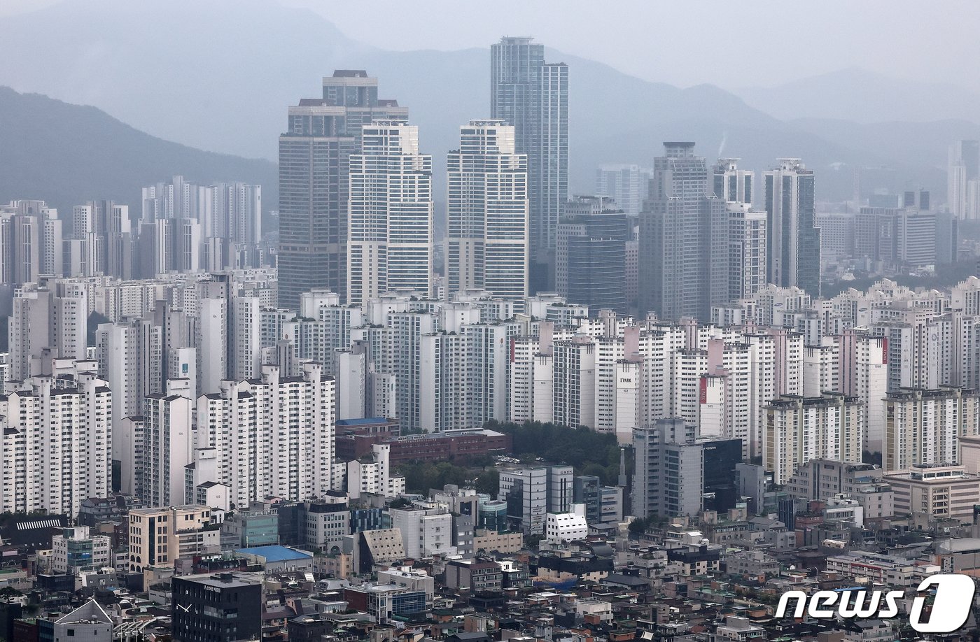 본문 이미지 -  서울 강남구 무역센터에서 바라본 서울 강남구의 아파트 단지. 2023.9.13/뉴스1 ⓒ News1 김진환 기자
