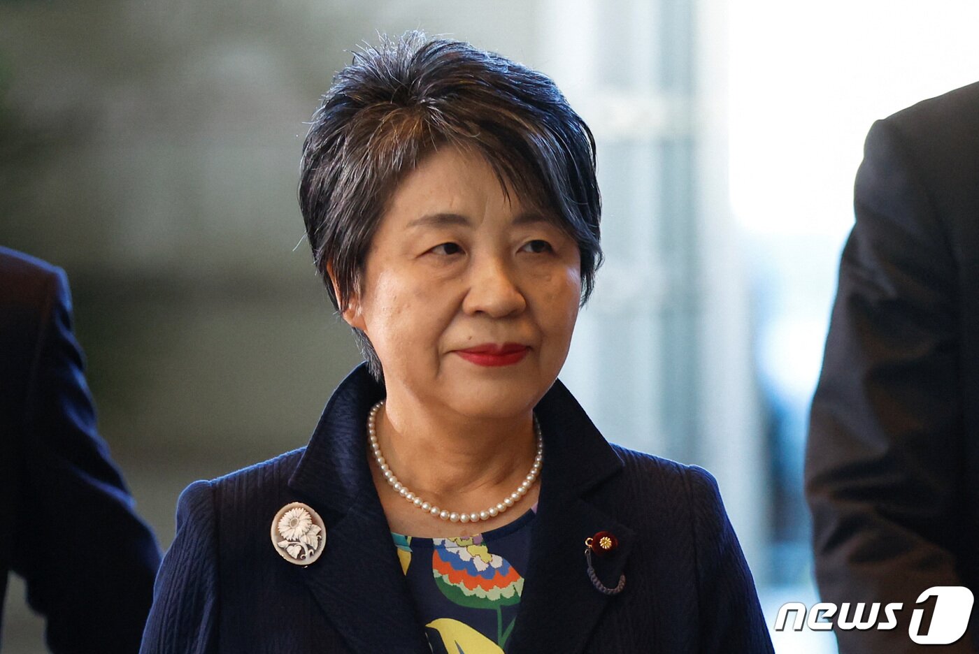 본문 이미지 - 13일 일본 도쿄 총리관저에 등장한 가미카와 요코 신임 외무상의 모습. 2023.09.13/ ⓒ 로이터=뉴스1 ⓒ News1 권진영 기자