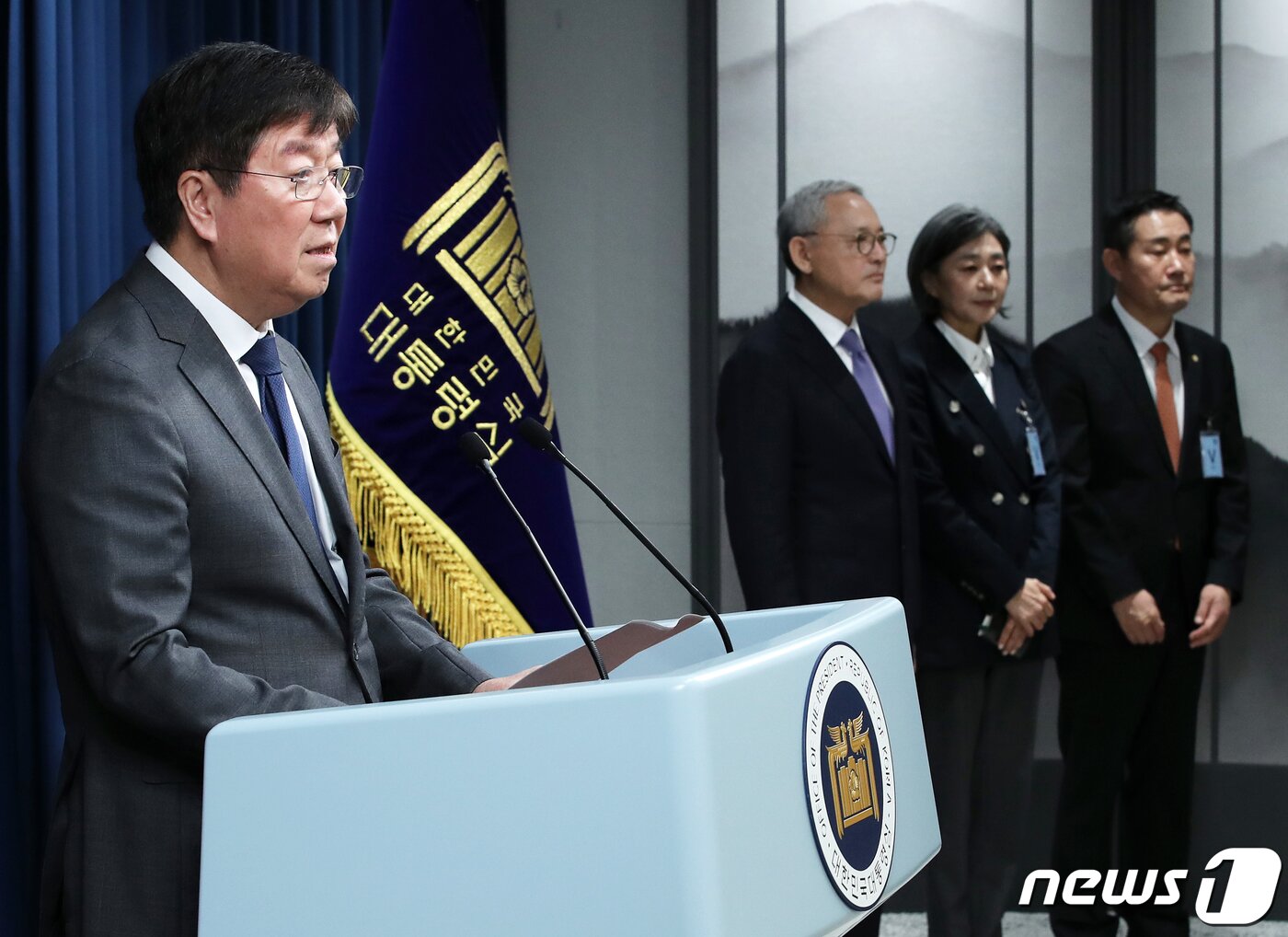 본문 이미지 - 김대기 대통령실 비서실장이 13일 오후 용산 대통령실 청사에서 국방부·문화체육관광부·여성가족부 신임 장관 후보자를 발표하고 있다. 국방부 장관 후보자에는 신원식 국민의힘 의원(육사 37기), 문체부 장관 후보자에는 유인촌 대통령실 문화체육특별보좌관, 여성가족부 장관 후보자에는 김행 전 국민의힘 비상대책위원이 각각 내정됐다. 2023.9.13/뉴스1 ⓒ News1 오대일 기자