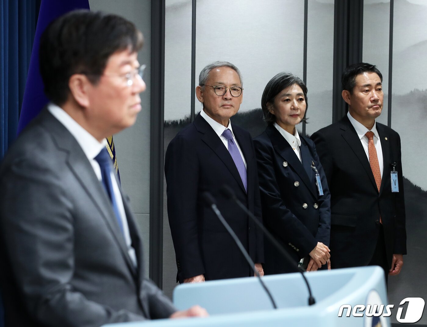 본문 이미지 - 김대기 대통령실 비서실장이 13일 오후 용산 대통령실 청사에서 국방부·문화체육관광부·여성가족부 신임 장관 후보자를 발표하고 있다. 국방부 장관 후보자에는 신원식 국민의힘 의원(육사 37기), 문체부 장관 후보자에는 유인촌 대통령실 문화체육특별보좌관, 여성가족부 장관 후보자에는 김행 전 국민의힘 비상대책위원이 각각 내정됐다. 2023.9.13/뉴스1 ⓒ News1 오대일 기자