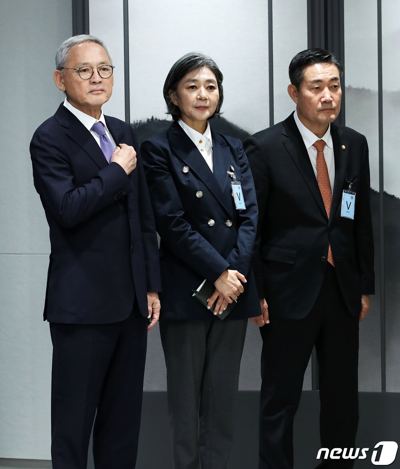 본문 이미지 - 13일 오후 용산 대통령실 청사에서 열린 정무직 인선 발표 브리핑에서 문화체육관광부 장관 후보자로 내정된 유인촌 대통령실 문화체육특별보좌관(왼쪽부터)과 여성가족부 장관 후보자로 내정된 김행 전 국민의힘 비상대책위원, 국방부 장관 후보자에 내정된 신원식 국민의힘 의원이 김대기 비서실장의 발표를 경청하고 있다. 2023.9.13/뉴스1 ⓒ News1 오대일 기자