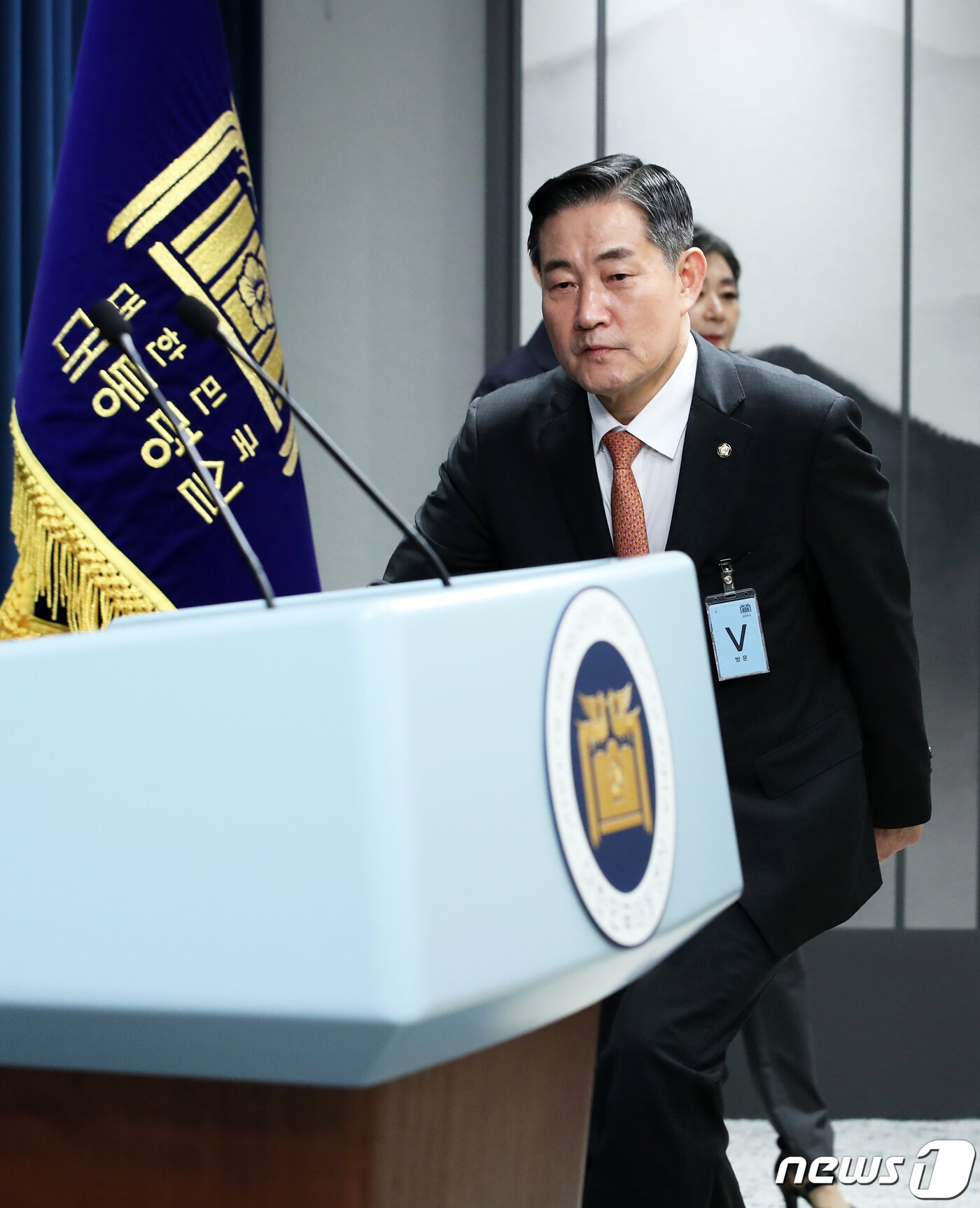 본문 이미지 - 국방부 장관 후보자에 지명된 신원식 국민의힘 의원이 13일 오후 용산 대통령실 청사에서 열린 정무직 인선 발표 브리핑에서 단상에 오르고 있다. 2023.9.13/뉴스1 ⓒ News1 오대일 기자