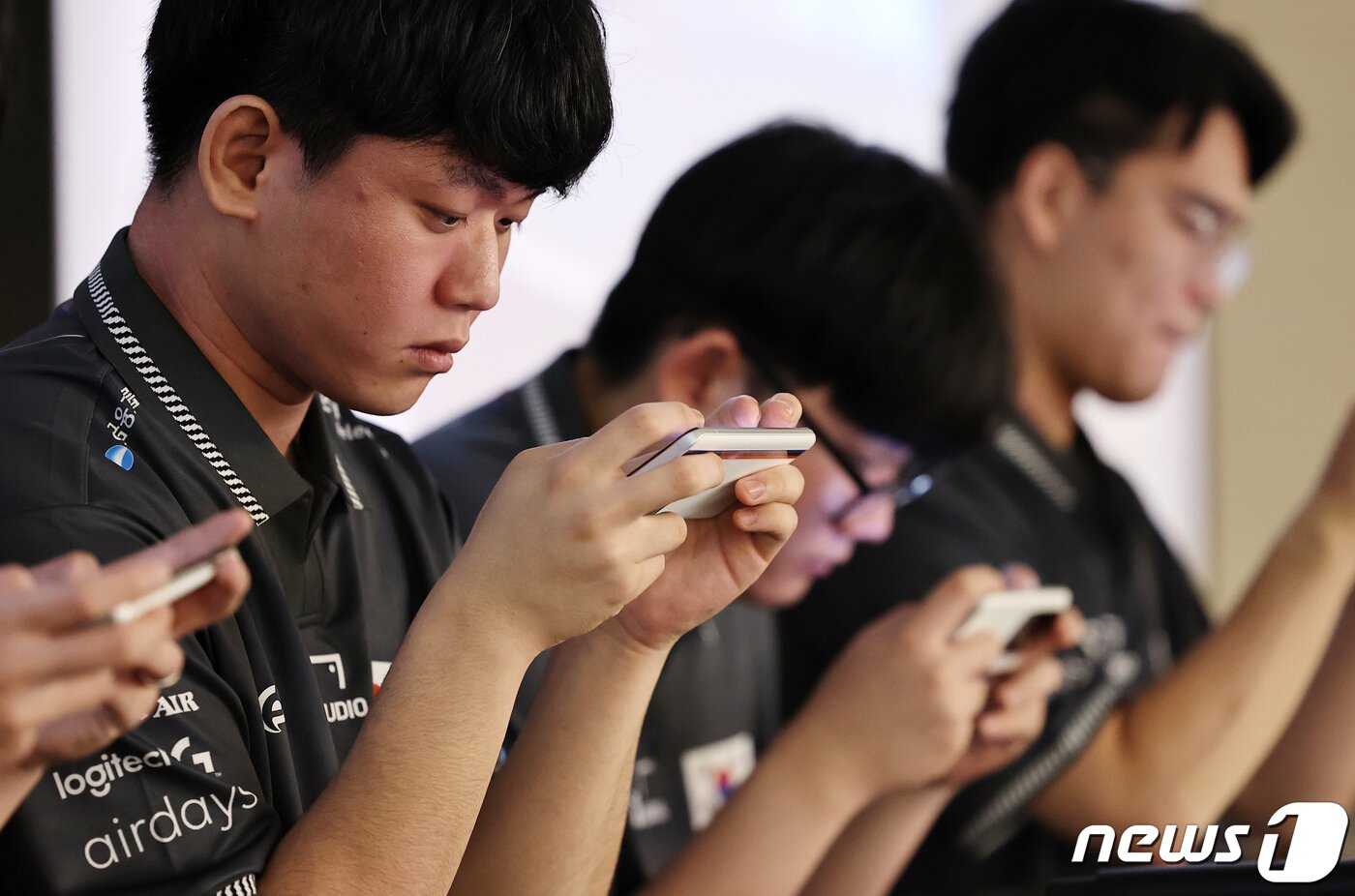 본문 이미지 - 2022 항저우 아시안게임에 출전하는 대한민국 e스포츠 ‘배틀그라운드 모바일’ 대표팀 선수들이 13일 오후 서울 강남구 역삼동 크래프톤 역삼 오피스에서 열린 미디어데이에서 게임을 시연하고 있다. 2023.9.13/뉴스1 ⓒ News1 김진환 기자