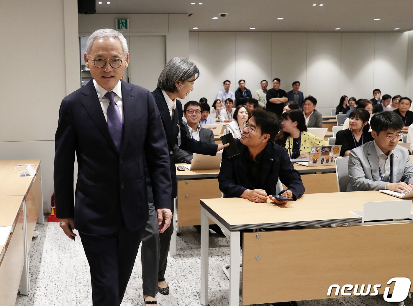 본문 이미지 - 문화체육관광부 장관 후보자에 지명된 유인촌 대통령실 문화체육특별보좌관이 13일 오후 용산 대통령실 청사에서 열린 정무직 인선 발표 브리핑에서 입장하고 있다. 2023.9.13/뉴스1 ⓒ News1 오대일 기자