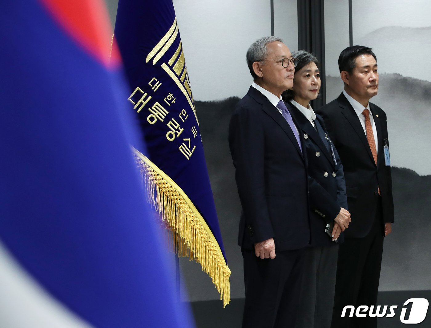 13일 오후 용산 대통령실 청사에서 열린 정무직 인선 발표 브리핑에서 문화체육관광부 장관 후보자에 지명된 유인촌 대통령실 문화체육특별보좌관&#40;왼쪽부터&#41;과 여성가족부 장관 후보자에 지명된 김행 전 국민의힘 비상대책위원, 국방부 장관 후보자에 지명된 신원식 국민의힘 의원이 김대기 비서실장의 발표를 경청하고 있다. 2023.9.13/뉴스1 ⓒ News1 오대일 기자