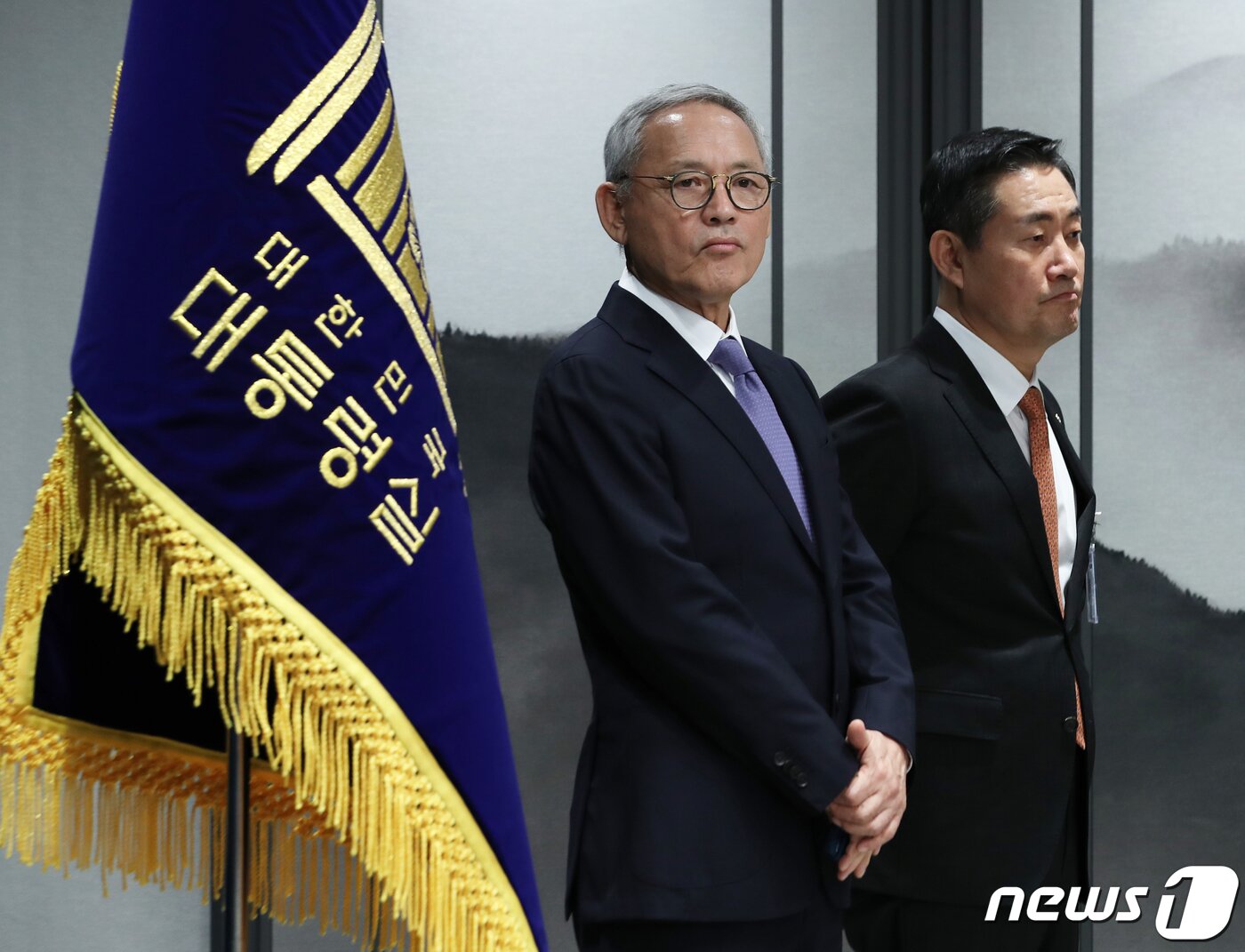 본문 이미지 - 13일 오후 용산 대통령실 청사에서 열린 정무직 인선 발표 브리핑에서 문화체육관광부 장관 후보자에 지명된 유인촌 대통령실 문화체육특별보좌관(왼쪽)과 국방부 장관 후보자에 지명된 신원식 국민의힘 의원이 김대기 비서실장의 발표를 경청하고 있다. 2023.9.13/뉴스1 ⓒ News1 오대일 기자
