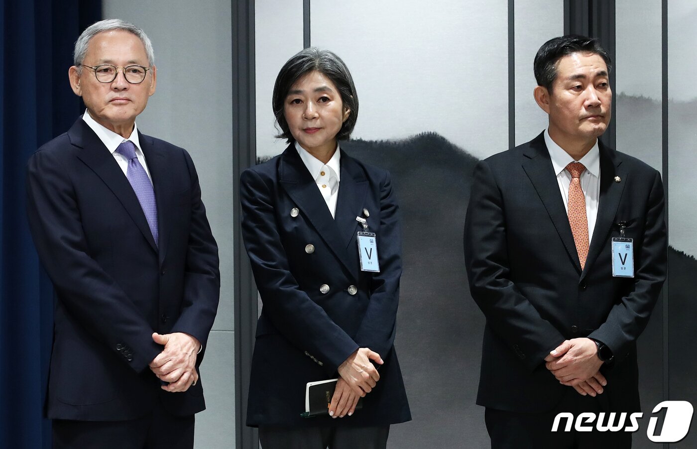 본문 이미지 - 13일 오후 용산 대통령실 청사에서 열린 정무직 인선 발표 브리핑에서 문화체육관광부 장관 후보자에 지명된 유인촌 대통령실 문화체육특별보좌관(왼쪽부터)과 여성가족부 장관 후보자에 지명된 김행 전 국민의힘 비상대책위원, 국방부 장관 후보자에 지명된 신원식 국민의힘 의원이 김대기 비서실장의 발표를 경청하고 있다. 2023.9.13/뉴스1 ⓒ News1 오대일 기자