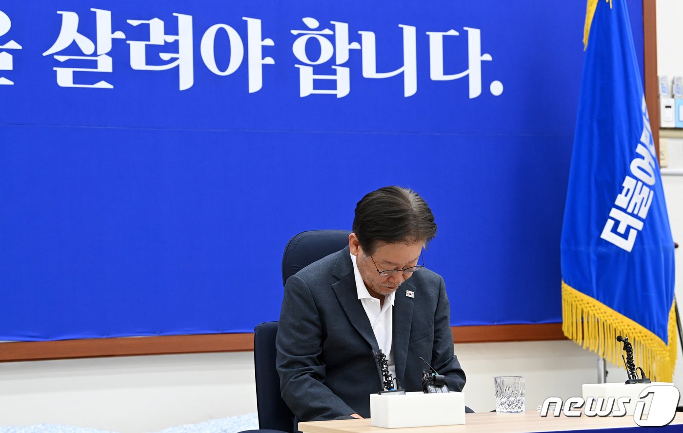 본문 이미지 - 단식 14일차를 맞은 이재명 더불어민주당 대표가 13일 오후 서울 여의도 국회 당대표실에서 노영민 전 대통령비서실장 예방을 기다리고 있다. (공동취재) 2023.9.13/뉴스1 ⓒ News1 황기선 기자
