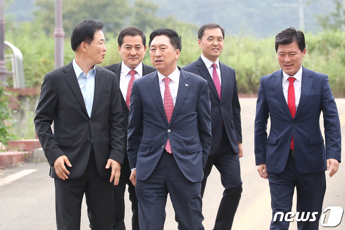 본문 이미지 - 김기현 국민의힘 대표가 13일 오후 박근혜 전 대통령을 예방하기 위해 대구 달성군 유가읍 사저로 들어가고 있다. 지난 3월 당 대표 취임 후 김 대표가 박 전 대통령과 만나는 것은 이번이 처음이다. 2023.9.13/뉴스1 ⓒ News1 공정식 기자