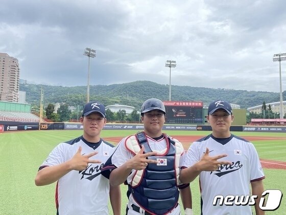 본문 이미지 - U18 세계선수권에서 에이스로 활약한 김택연(오른쪽). (대한야구소프트볼협회 제공)