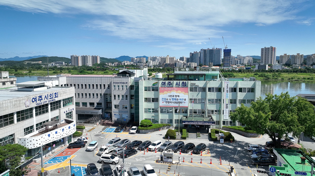 여주대교 난간 오른 남성…CCTV 관제요원 신고로 구조