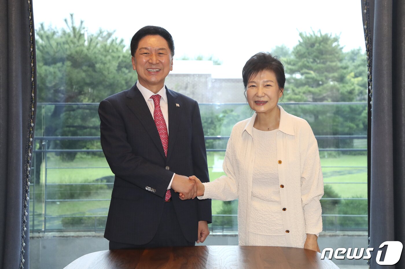 본문 이미지 - 김기현 국민의힘 대표와 박근혜 전 대통령이 13일 대구 달성군 유가읍 박 전 대통령 사저에서 악수를 나누고 있다. (국민의힘 제공) 2023.9.13/뉴스1 ⓒ News1 황기선 기자