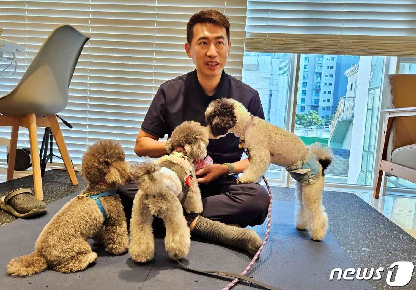 나상민 수의사가 반려동물 보호자에게 재활 치료에 대해 설명하고 있다. © 뉴스1 최서윤 기자