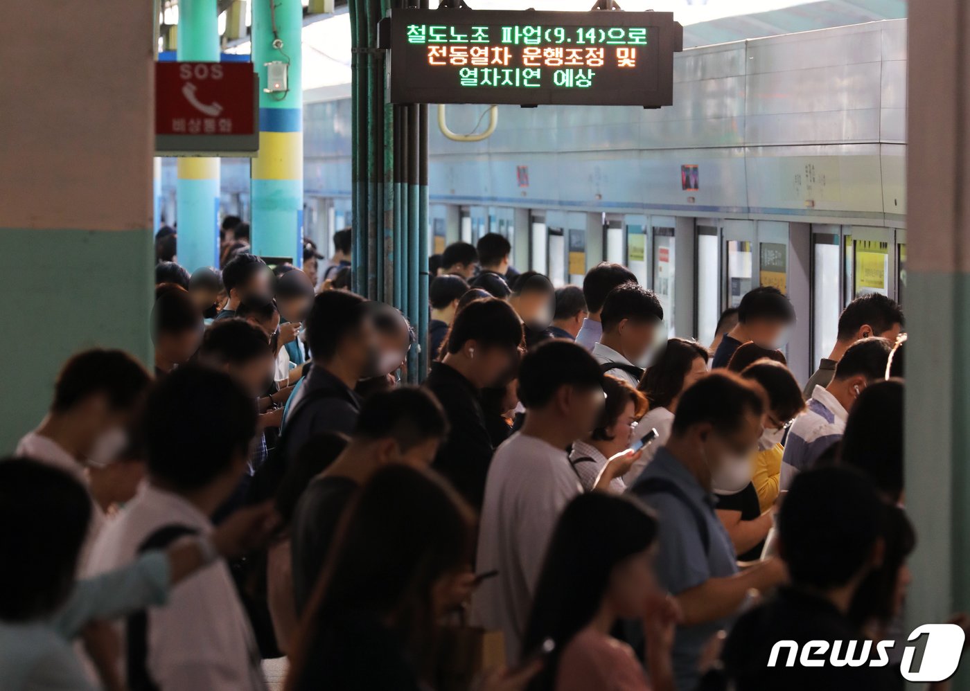 본문 이미지 - 전국철도노조가 총파업을 시작한 14일 인천 부평역에서 시민들이 전동차를 타기 위해 대기하고 있다. 철도노조는 이날 오전 9시부터 18일 오전 9시까지 나흘간 1차 총파업에 들어간다. 2023.9.14/뉴스1 ⓒ News1 정진욱 기자