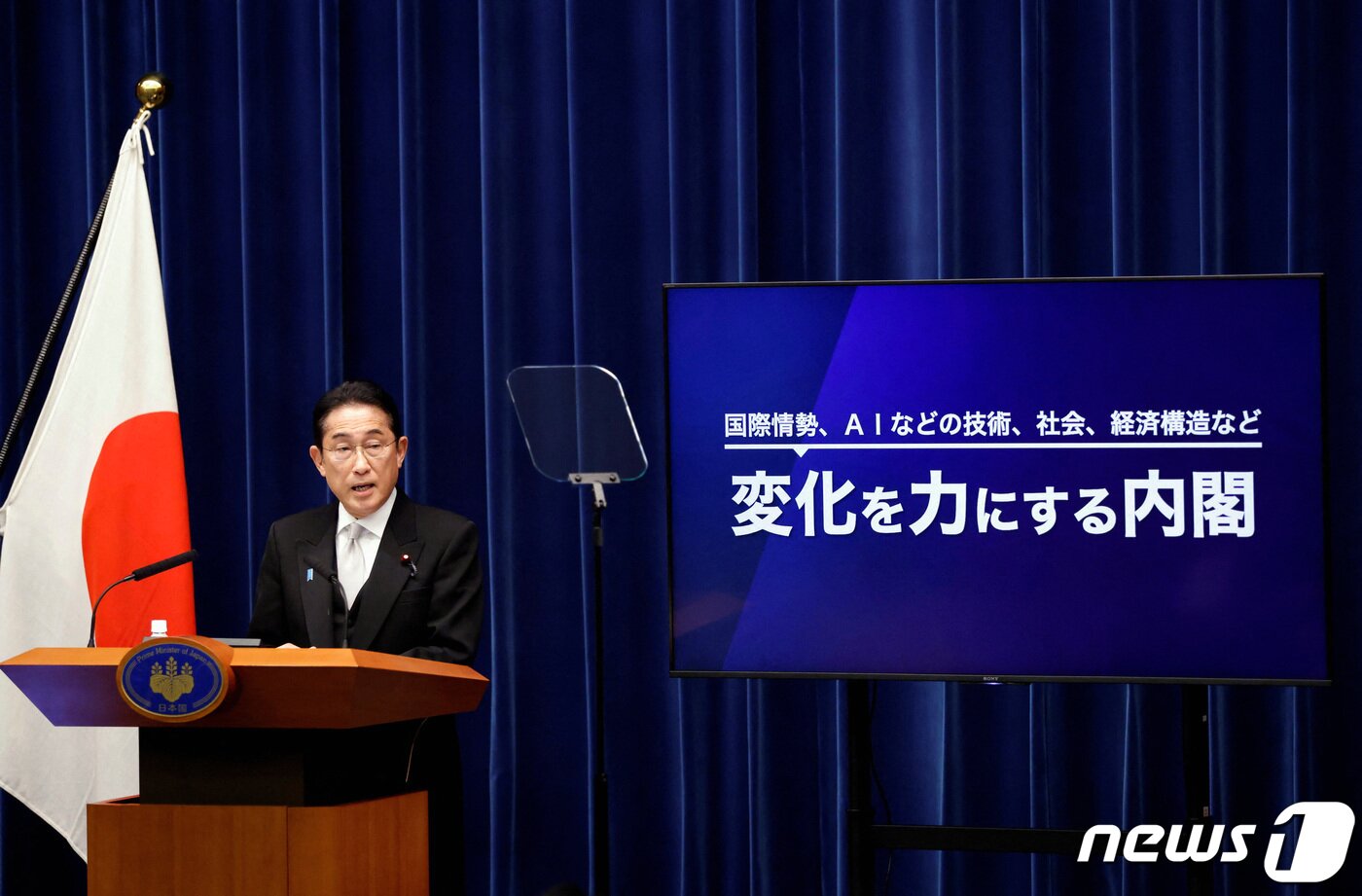 본문 이미지 - 13일 일본 도쿄 총리관저에서 기시다 후미오 총리가 제2차 재개조 내각에 대해 설명하고 있다. 오른쪽 화면에는 '국제정세, AI 등의 기술, 사회, 경제구조 등 변화를 힘으로 만드는 내각'이라는 글자가 떠 있다. 2023.09.13/ ⓒ 로이터=뉴스1 ⓒ News1 권진영 기자