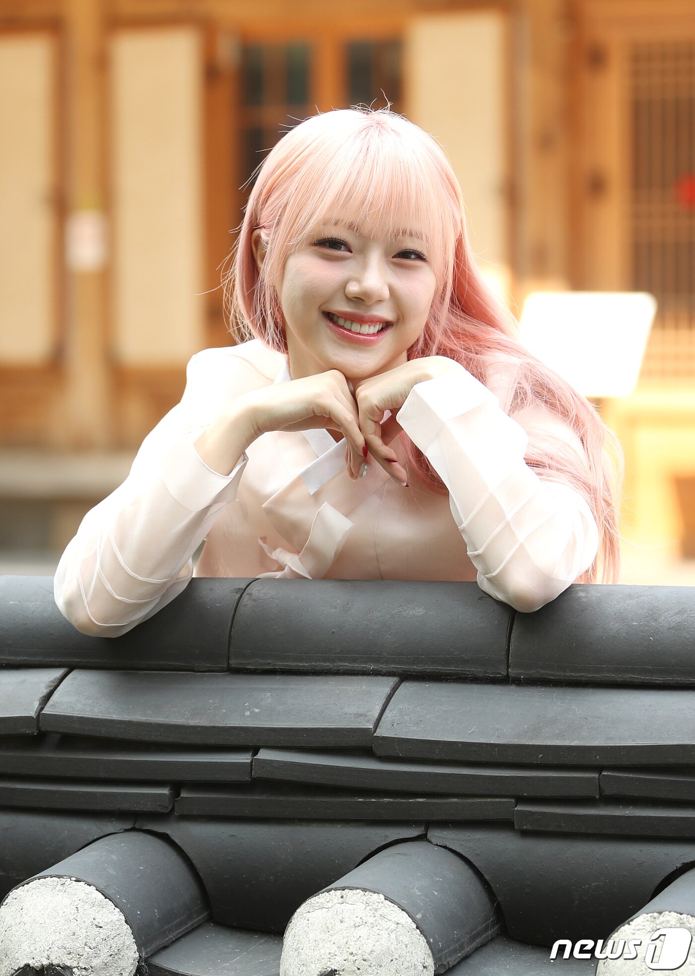 본문 이미지 - 그룹 시그니처 지원이 서울 종로구 뉴스1 사옥인근에서 한복을 곱게 차려입고 추석 인사를 하고 있다.  ⓒ News1 권현진 기자