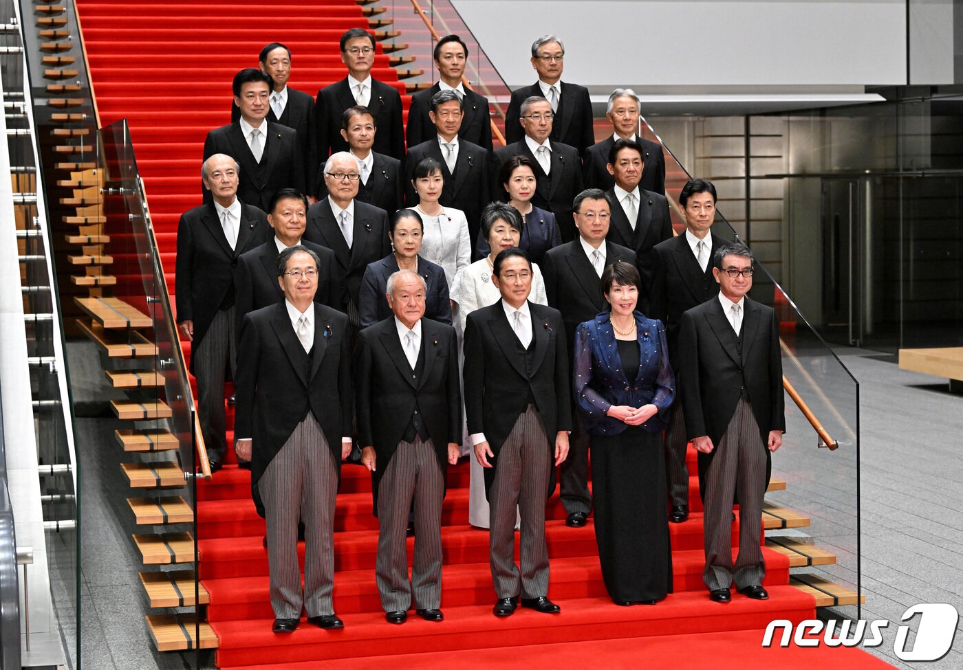 본문 이미지 - 13일 일본 도쿄 총리관저에서 제2차 기시다 재개조 내각 각료들이 기념 촬영 중 포즈를 취하고 있다 . 왼쪽 앞줄부터 사이토 데쓰오 국토교통상·스즈키 슌이치 재무상·기시다 후미오 총리·다카이치 사나에 경제안전보장상·고노 다로 디지털상·신도 요시타카 경제재생상·쓰치야 시나코 부흥상·가미카와 요코 외무상·마쓰노 히로카즈 관방장관·니시무라 야스토시 경제산업상·고이즈미 류지 법무상·다케미 게이조 후생노동상·가토 아유코 아동정책상·지미 하나코 지방창생상·마쓰무라 요시후미 국가공안상·기하라 미노루 방위상·미야시타 이치로 농림수산상·이토 신타로 환경상·스즈키 준지 총무상·모리야마 마사히 문부과학상. 2023.09.13/ ⓒ 로이터=뉴스1 ⓒ News1 권진영 기자