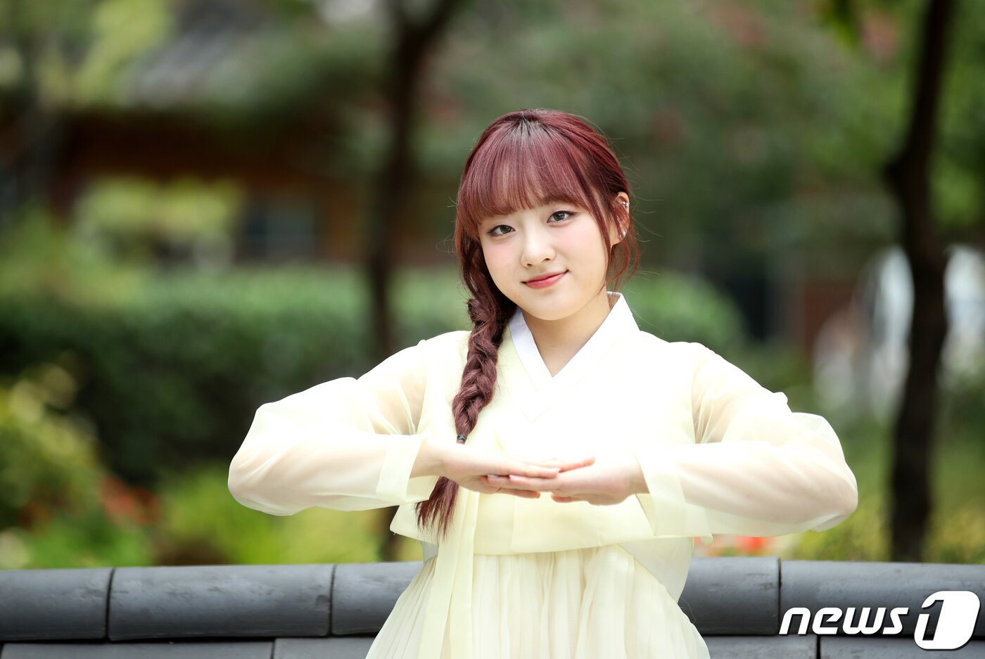 본문 이미지 - 그룹 시그니처 클로이가 서울 종로구 뉴스1 사옥인근에서 한복을 곱게 차려입고 추석 인사를 하고 있다. ⓒ News1 권현진 기자