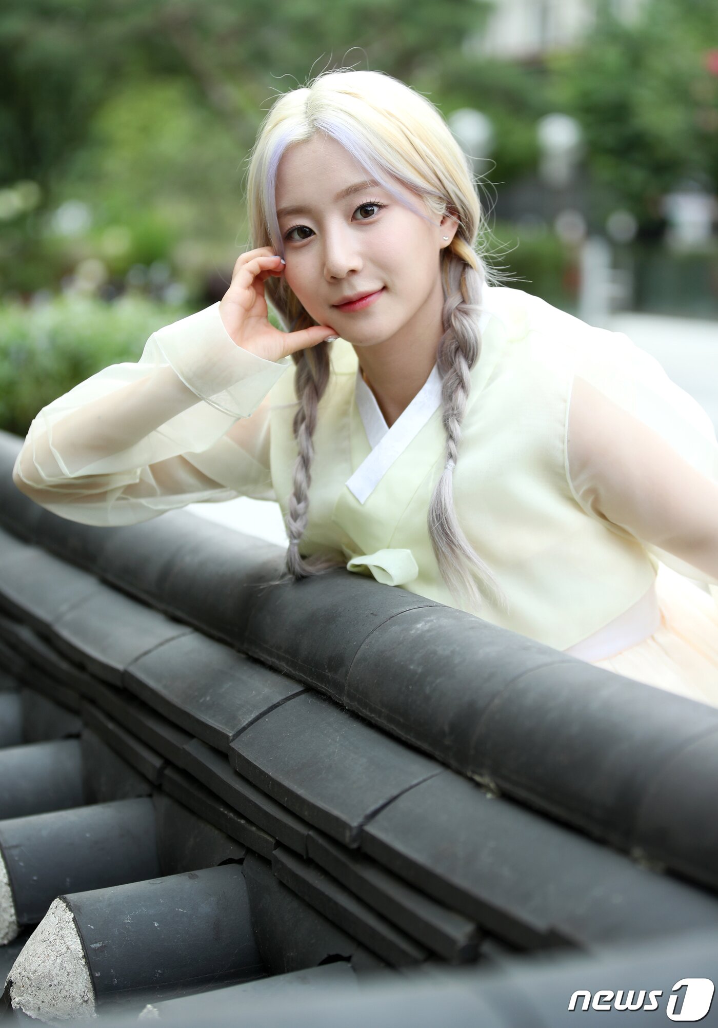 본문 이미지 - 그룹 시그니처 도희가 서울 종로구 뉴스1 사옥인근에서 한복을 곱게 차려입고 추석 인사를 하고 있다. ⓒ News1 권현진 기자