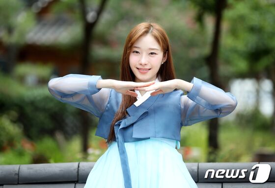 그룹 시그니처 채솔이 서울 종로구 뉴스1 사옥인근에서 한복을 곱게 차려입고 추석 인사를 하고 있다. © News1 권현진 기자