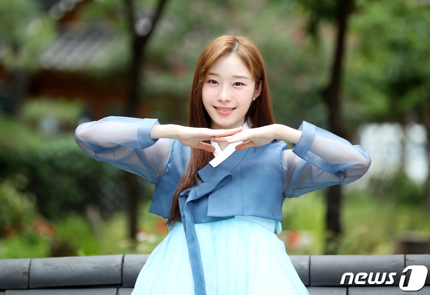 본문 이미지 - 그룹 시그니처 채솔이 서울 종로구 뉴스1 사옥인근에서 한복을 곱게 차려입고 추석 인사를 하고 있다. ⓒ News1 권현진 기자