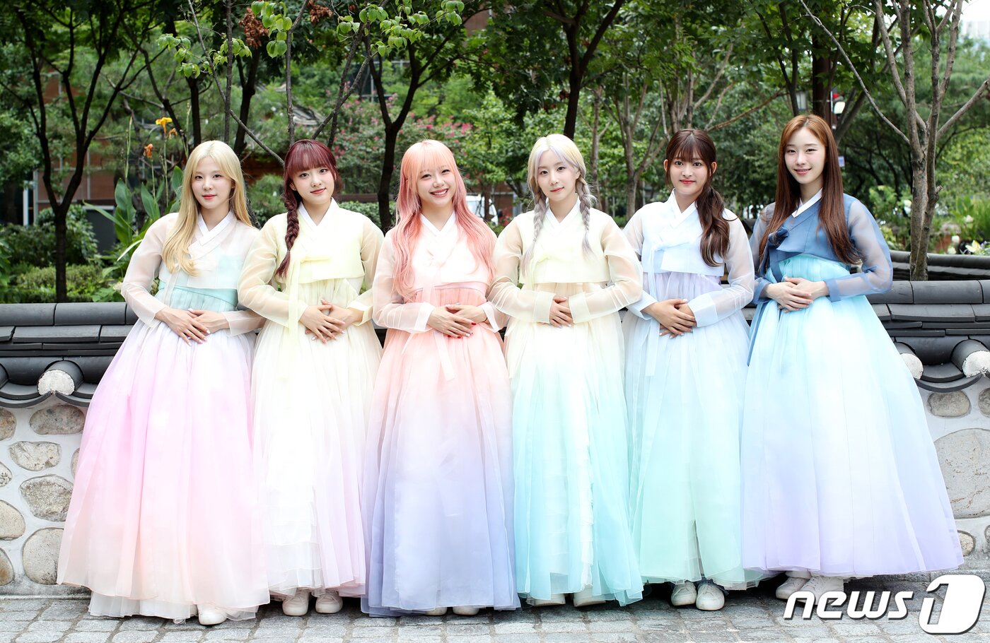 본문 이미지 - 그룹 시그니처가 서울 종로구 뉴스1 사옥인근에서 한복을 곱게 차려입고 추석 인사를 하고 있다.  ⓒ News1 권현진 기자